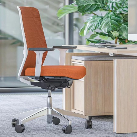 Chaise de bureau orange sur roulette avec piètement en aluminium et accoudoirs