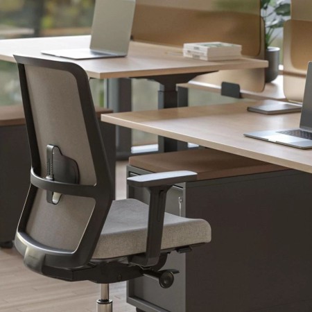 Chaise SURF devant bureau en bois clair et caisson de rangement