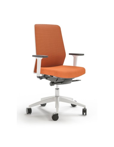 Chaise orange avec accoudoirs blancs et noirs réglables