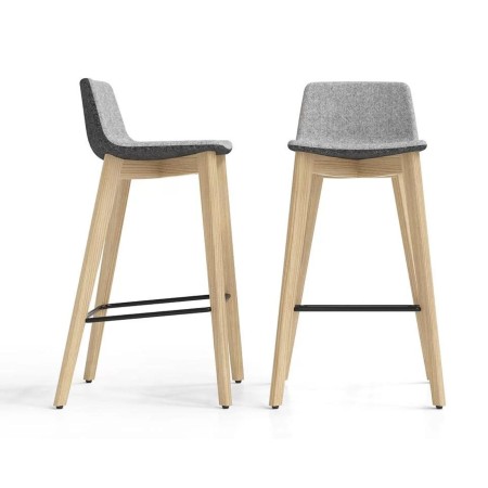  Vue de face et de profil de deux tabourets TWIST&SIT en bois – 64 cm et 74 cm