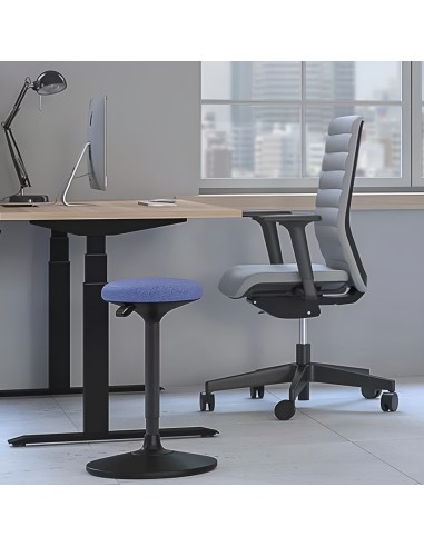 Chaise haute bleue dans un bureau avec chaise sur roulettes et bureau assis-debout