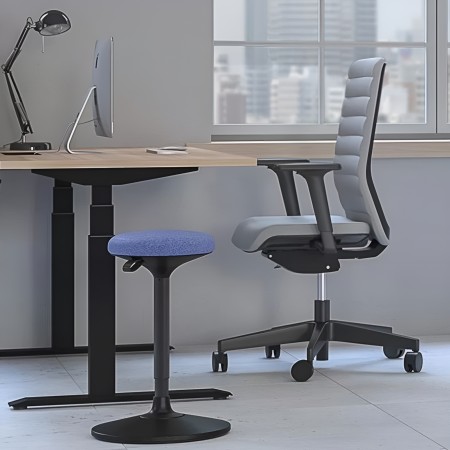 Chaise haute bleue dans un bureau avec chaise sur roulettes et bureau assis-debout