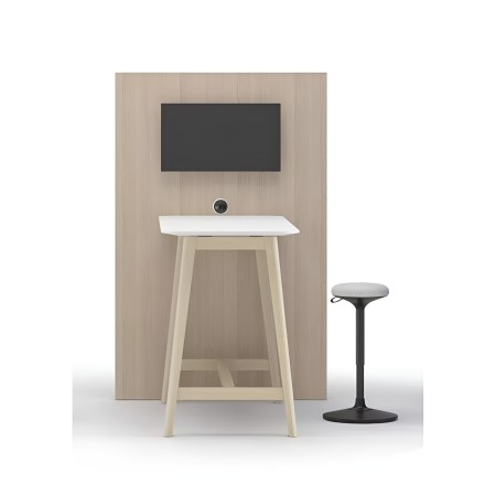 Chaise haute devant table blanche avec piètement en bois clair et écran intégré au panneau
