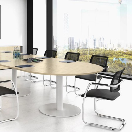 Table en bois avec chaises noires GAMA