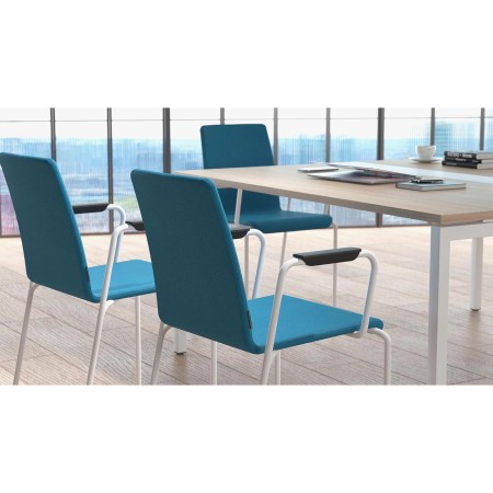 Chaises de conférence avec accoudoirs autour d'une table – Moon