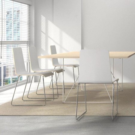 Chaise visiteur Moon Wood avec coque bois clair et piètement blanc – Moon Wood 2