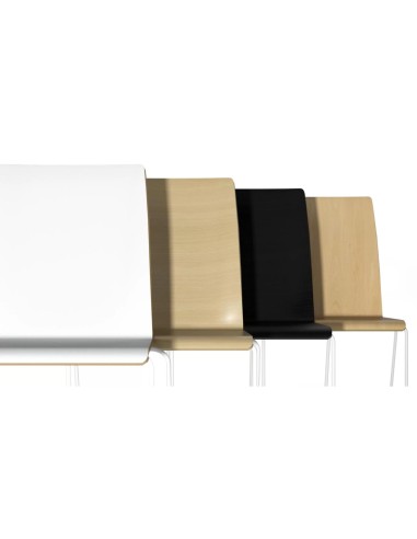 Trois chaises Moon Wood empilées avec coque bois clair, noir et blanc – Moon Wood