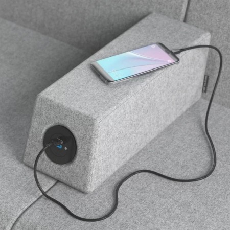 Détail d'un accoudoir avec prise électrique intégrée pour système modulaire SOFT ROCK