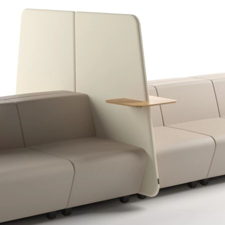 2 canapés reliés avec un écran et une tablette intégrée