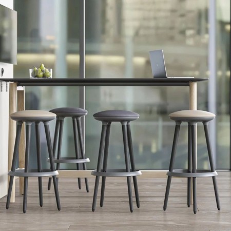 Tabourets Cannie autour d’un comptoir dans un espace de coworking moderne – Cannie