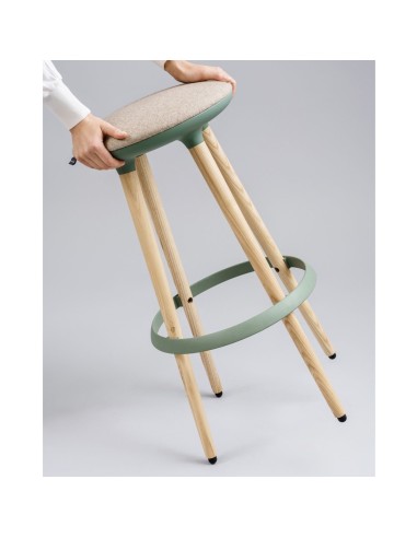 Détail du repose-pieds en métal sur la structure bois du tabouret Cannie – Cannie