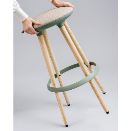 Détail du repose-pieds en métal sur la structure bois du tabouret Cannie – Cannie