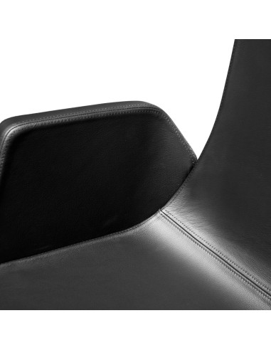 Zoom assise et accoudoir rembourré en cuir noir du fauteuil de direction North Cape