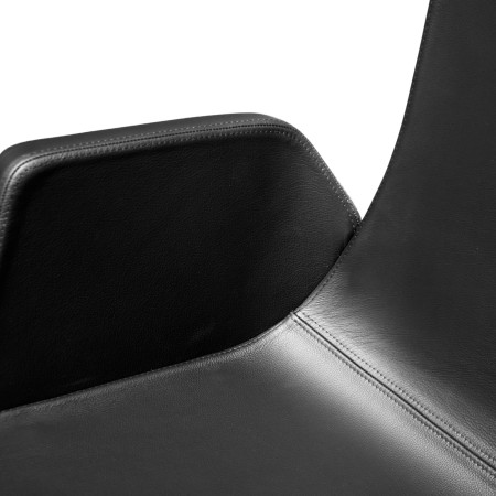 Zoom assise et accoudoir rembourré en cuir noir du fauteuil de direction North Cape