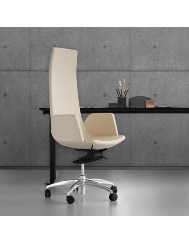 Fauteuil de direction North Cape tissu beige avec dossier haut dans un bureau moderne