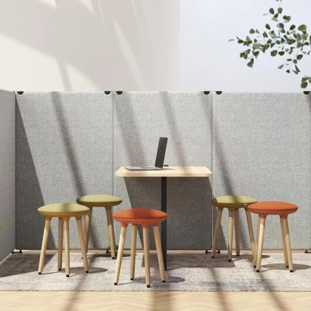 Tabourets Cannie dans un espace acoustique lounge avec table haute – Cannie