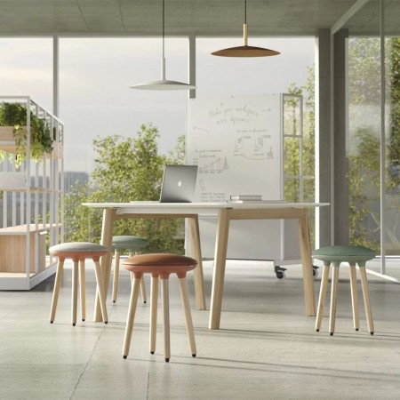 Coin détente lumineux équipé de tabourets bas Cannie et table ronde – Cannie