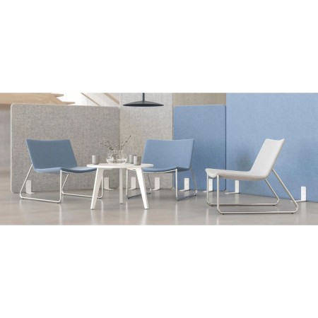 Terrasse aménagée avec fauteuils lounge Vegas et tables assorties – Vegas