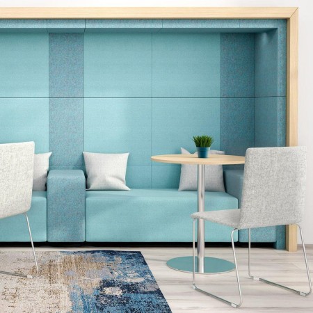 Espace détente avec banquette turquoise et tables rondes modernes JAZZ CHILL OUT