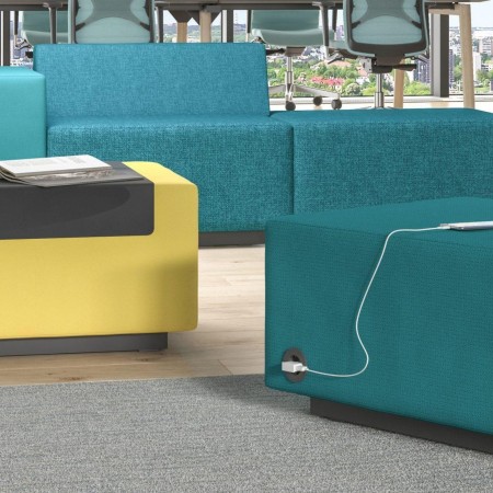 Système modulaire avec poufs bleus et jaunes avec prises