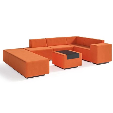 Système modulaire orange avec table en métal intégrée au pouf central