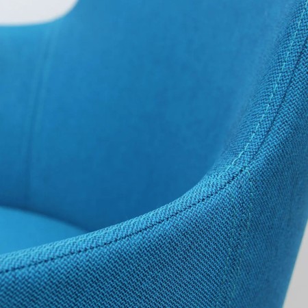 Zoom sur la couture et le tissu texturé du fauteuil Danae bleu – Danae
