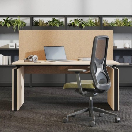 Bureau assis-debout bois avec cloison acoustique et chaise ergonomique WIND