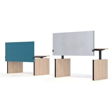 Bureaux avec écrans acoustiques colorés et pieds panneaux bois clair