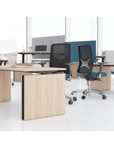 Espace de travail moderne avec bureaux MOTION et chaises WIND noires