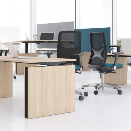 Espace de travail moderne avec bureaux MOTION et chaises WIND noires