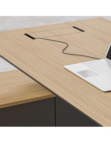 Bureau en bois clair avec passe-câbles intégré, idéal pour un espace de travail organisé