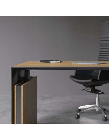 Bureau moderne en bois avec structure noire et chaise ergonomique en cuir noir pour espace professionnel