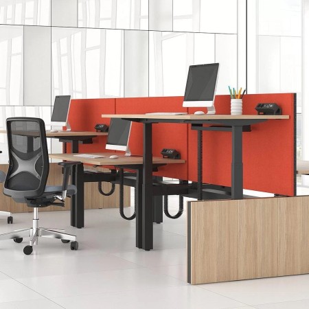 Bureaux Motion Bench en configuration partagée avec cloisonnette acoustique orange – Motion Bench