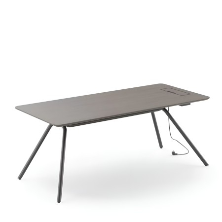 Table ARQUS en placage bois avec passe-câbles intégré – design direction moderne et structure