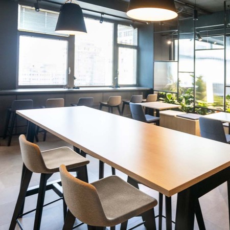 Tabouret de bar TWIST&SIT en tissu pour cafétéria d’entreprise avec piètement bois clair