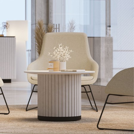 Coin détente avec fauteuils rembourrés en tissu et table centrale cannelée
