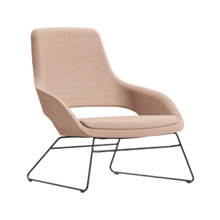 Fauteuil lounge rose en tissu sur fond blanc piètement traîneau Sandie