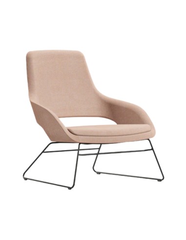 Fauteuil lounge rose en tissu sur fond blanc piètement traîneau Sandie