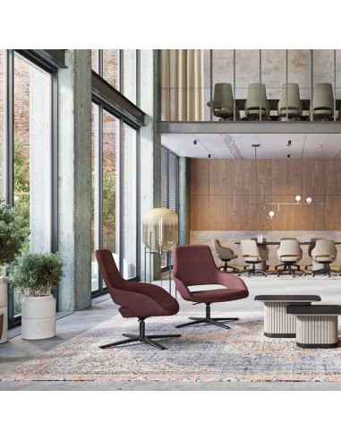 Open-space avec deux fauteuil lounge rose en tissu sur fond blanc piètement 4 pieds pivotant Sandie