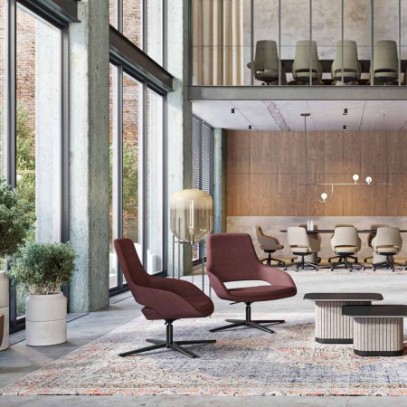 Open-space avec deux fauteuil lounge rose en tissu sur fond blanc piètement 4 pieds pivotant Sandie