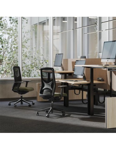 Open space avec bureaux assis-debout bois et chaises ergonomiques noires