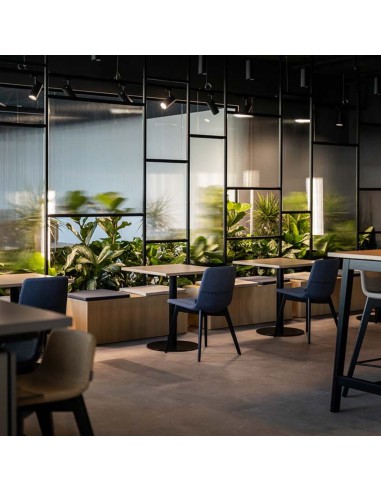 Chaises TWIST&SIT bois clair autour d’une grande table de réunion