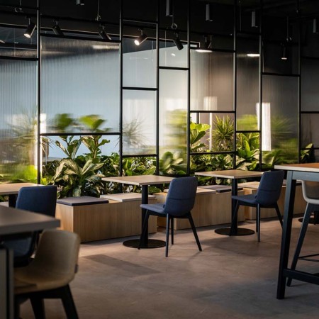 Chaises TWIST&SIT bois clair autour d’une grande table de réunion