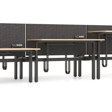 Bureau bench réglable électriquement avec écrans de séparation acoustiques et gestion des câbles.