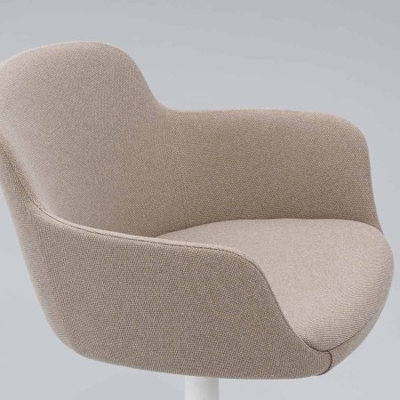 Chaise Danae avec assise tissu gris clair et base pivotante étoile – Danae