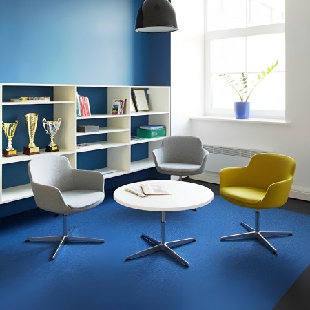 Salle d'attente avec chaises confortables DANAE pour visiteurs