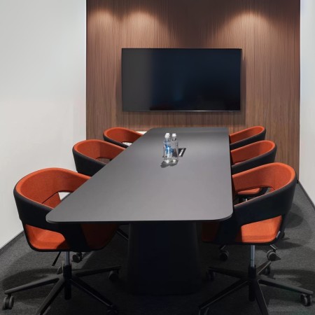 Chaise TWIST&SIT à roulettes avec base aluminium et assise tissu gris. Élégance et confort au bureau. 2