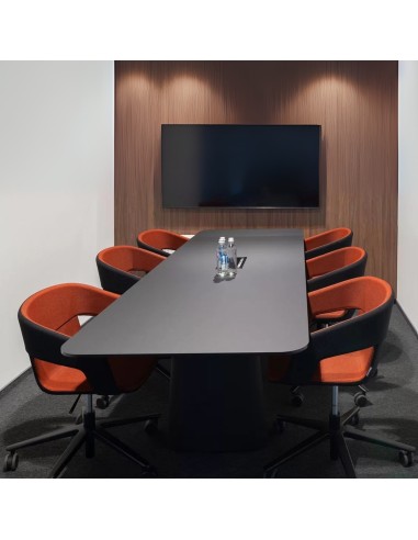 Salle de réunion avec chaises TWIST&SIT à roulettes bicolores noir et orange