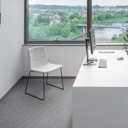 Chaise TWIST&SIT piètement luge noir et coque tissu gris dans bureau lumineux