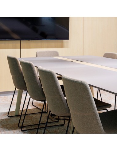 Chaises TWIST&SIT tapissées avec piètement luge noir autour d’une table de réunion